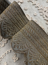 Load image into Gallery viewer, Antique Scalloped Edged Gold Metal Trim