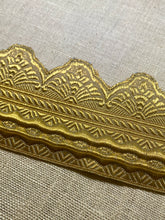 Load image into Gallery viewer, Antique Crown Pattern Gold Metal Trim