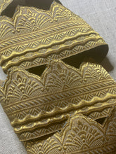 Load image into Gallery viewer, Antique Crown Pattern Gold Metal Trim