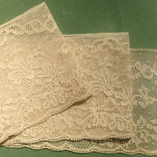 Load image into Gallery viewer, Antique Alencon Style French Lace Swags Scalloped Border