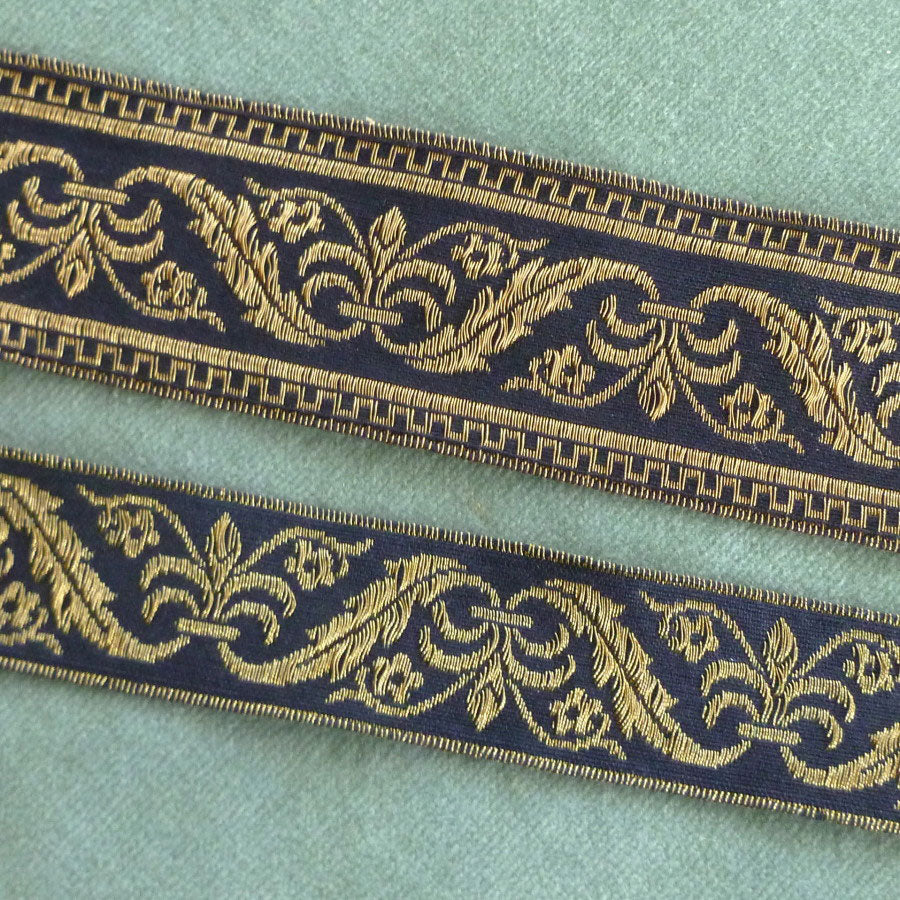 TRI-164321 – 1 3/8″ Antique Gold Trim on a Black Ribbon –