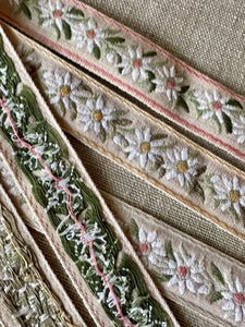 Vintage Woven Floral Ribbon Daisies
