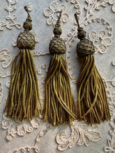 Load image into Gallery viewer, Gold Bullion Antique Tassels  Netted Top
