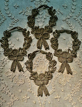 Load image into Gallery viewer, Antique Brass Metal Wreath Applique