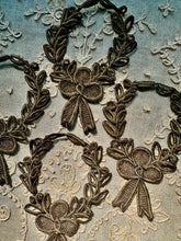 Load image into Gallery viewer, Antique Brass Metal Wreath Applique