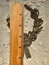Load image into Gallery viewer, Antique Brass Metal Wreath Applique