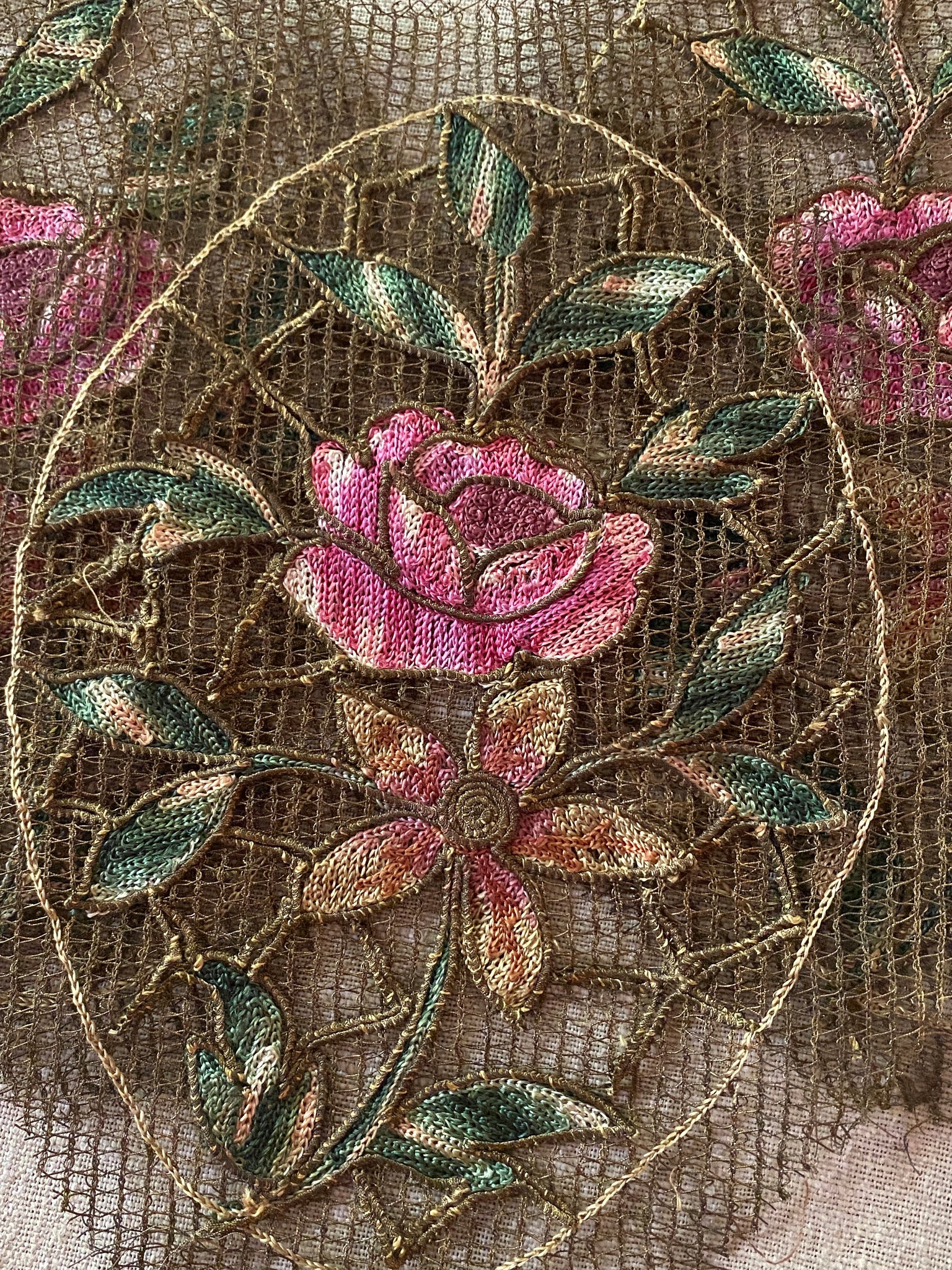 Ancienne applique de brocart portugaise du XVIIIe siècle, broderie Ancienne applique de brocart portugaise du XVIIIe siècle, broderie