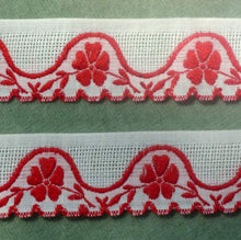 Load image into Gallery viewer, Vintage Open Weave Flower &amp; Scalloped Border Trim