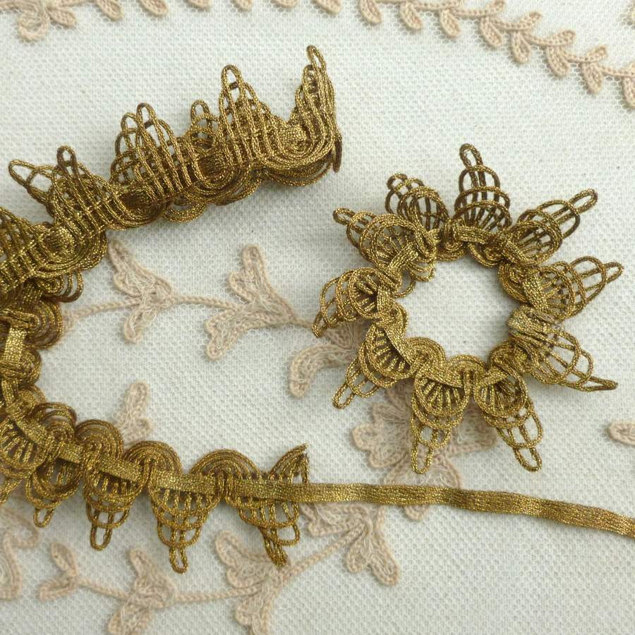 Multi-Scalloped Leavers Lace Trim - Beige/Gold